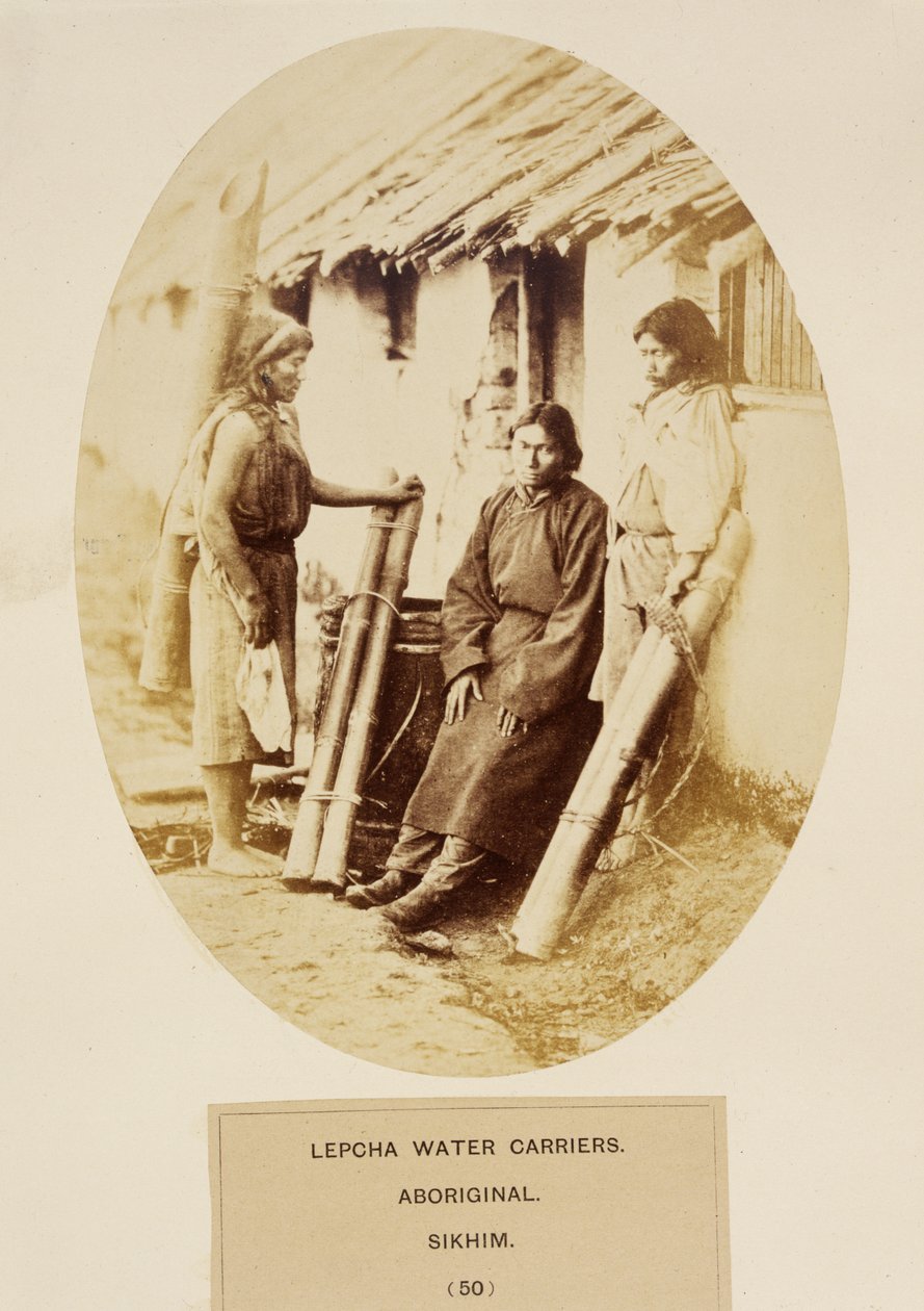 Lepcha Water Carriers，原住民，Sikhim，来自印度人民，由J. Forbes Watson出版，1868年出版（蛋白印刷品） 作者 英国摄影师
