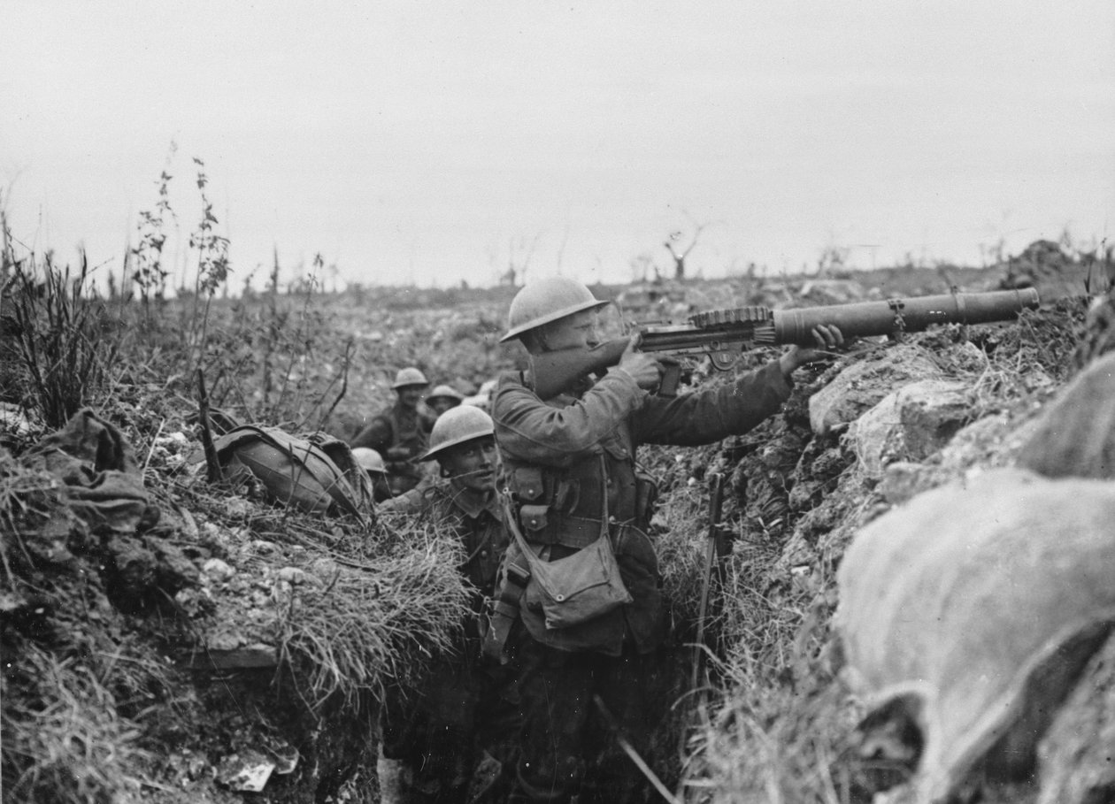 1916年至1818年，刘易斯枪手在战壕的射击步骤 作者 英国摄影师