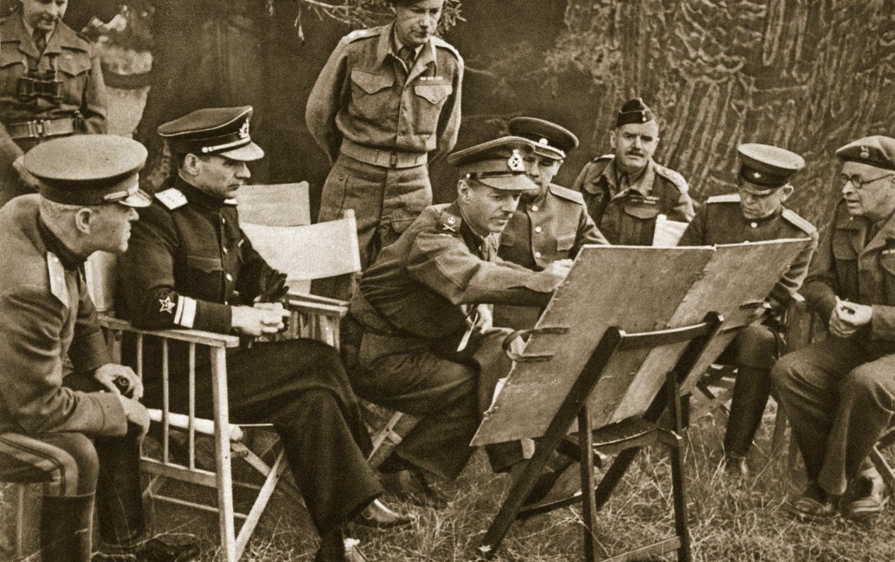 英国第二军司令登普西中将向苏联军官解释1944年西线的事态 作者 英国摄影师
