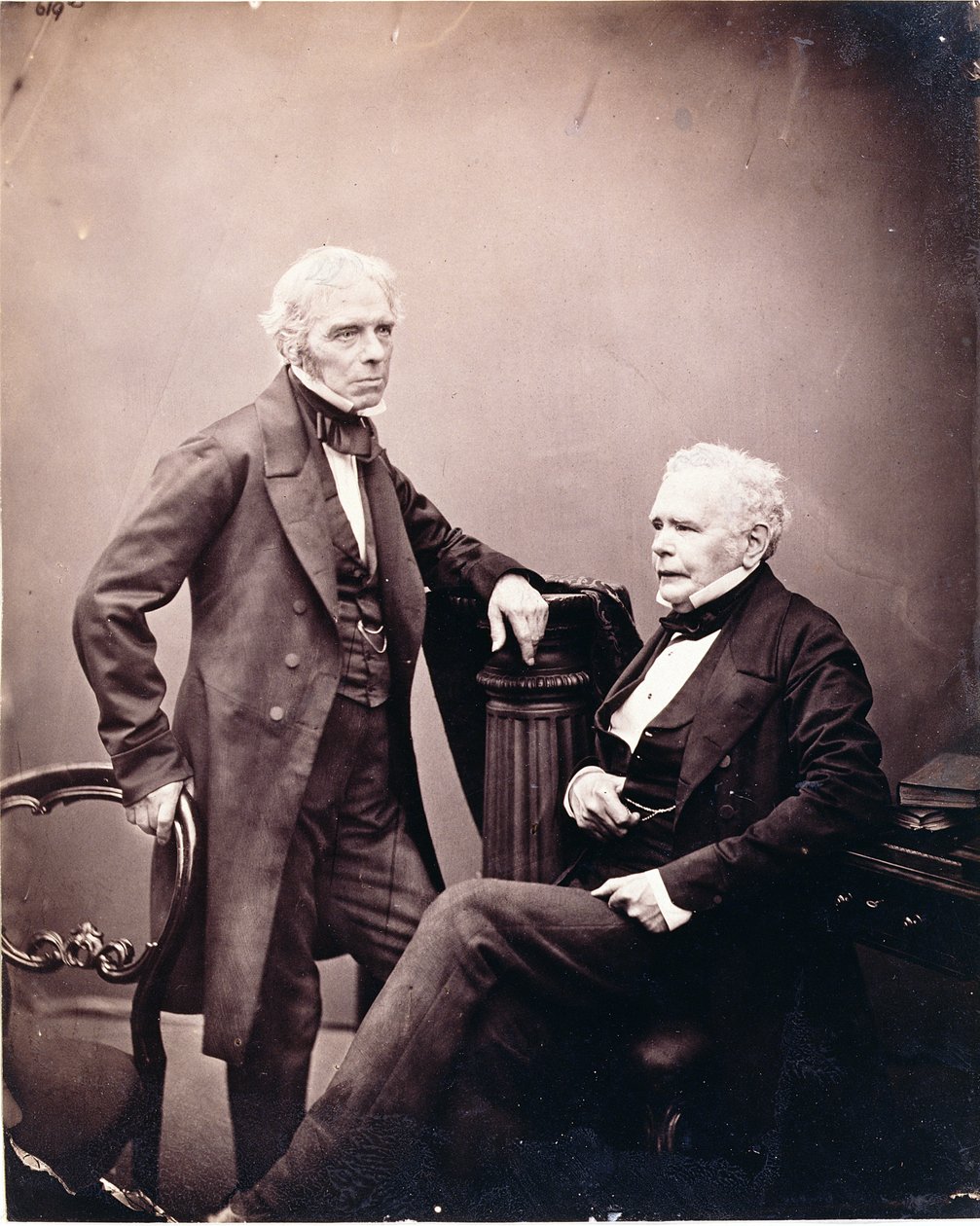 Michael Faraday（1791-1867）和William Thomas Brande（1788-1866）（坐着）1850年代 -  1860年代中期（蛋白打印） 作者 英国摄影师