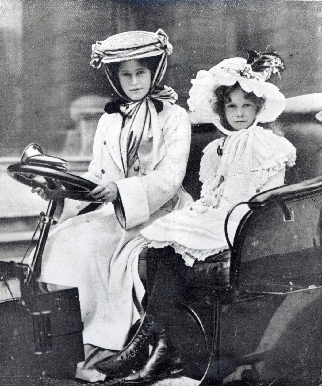 Millicent，萨瑟兰公爵夫人和她的女儿在1903年女士汽车俱乐部的第一次会议上 作者 英国摄影师