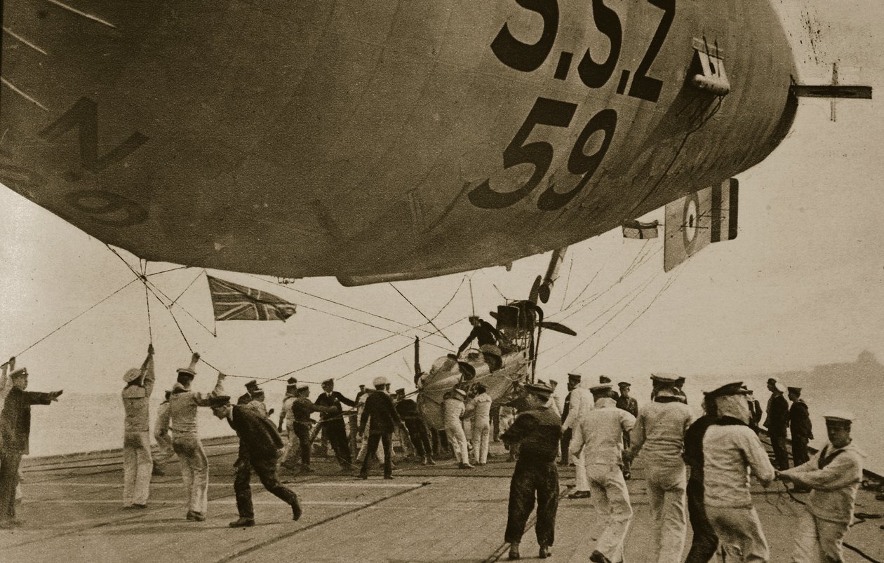 1914年至1919年，海军飞艇降落在HMS Furious后甲板上 作者 英国摄影师