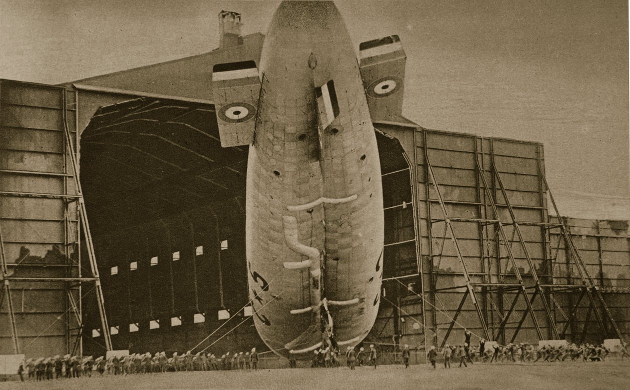 1914-19，将一艘海军飞艇交换成吊架 作者 英国摄影师