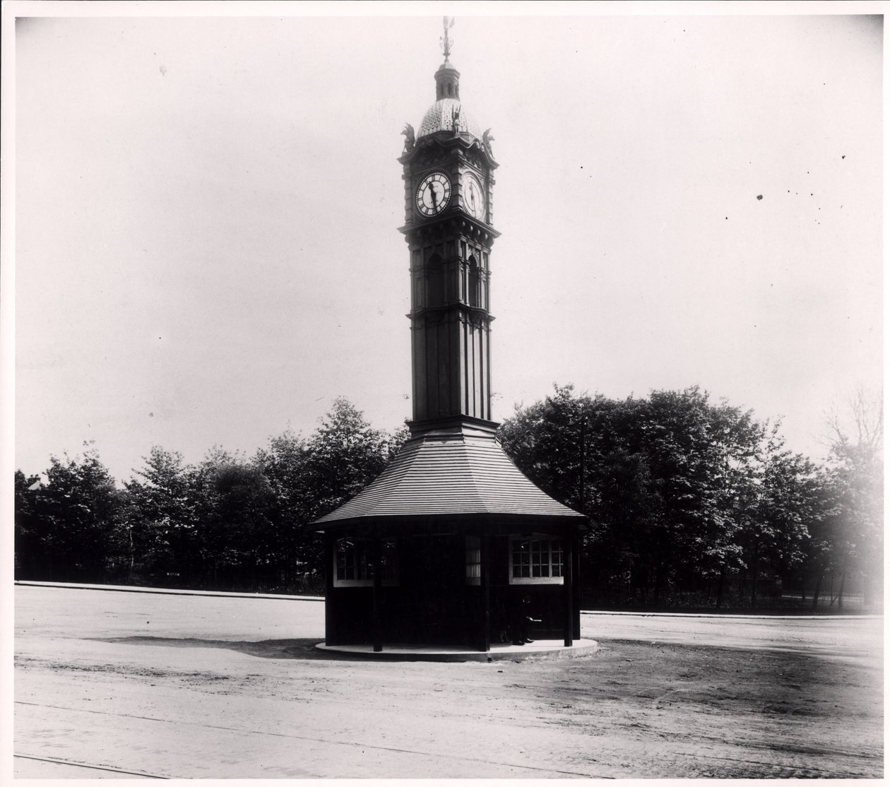 Oakwood Clock，由Potts＆Sons制造，最初于1914年利兹的Kirkgate市场大厅 作者 英国摄影师