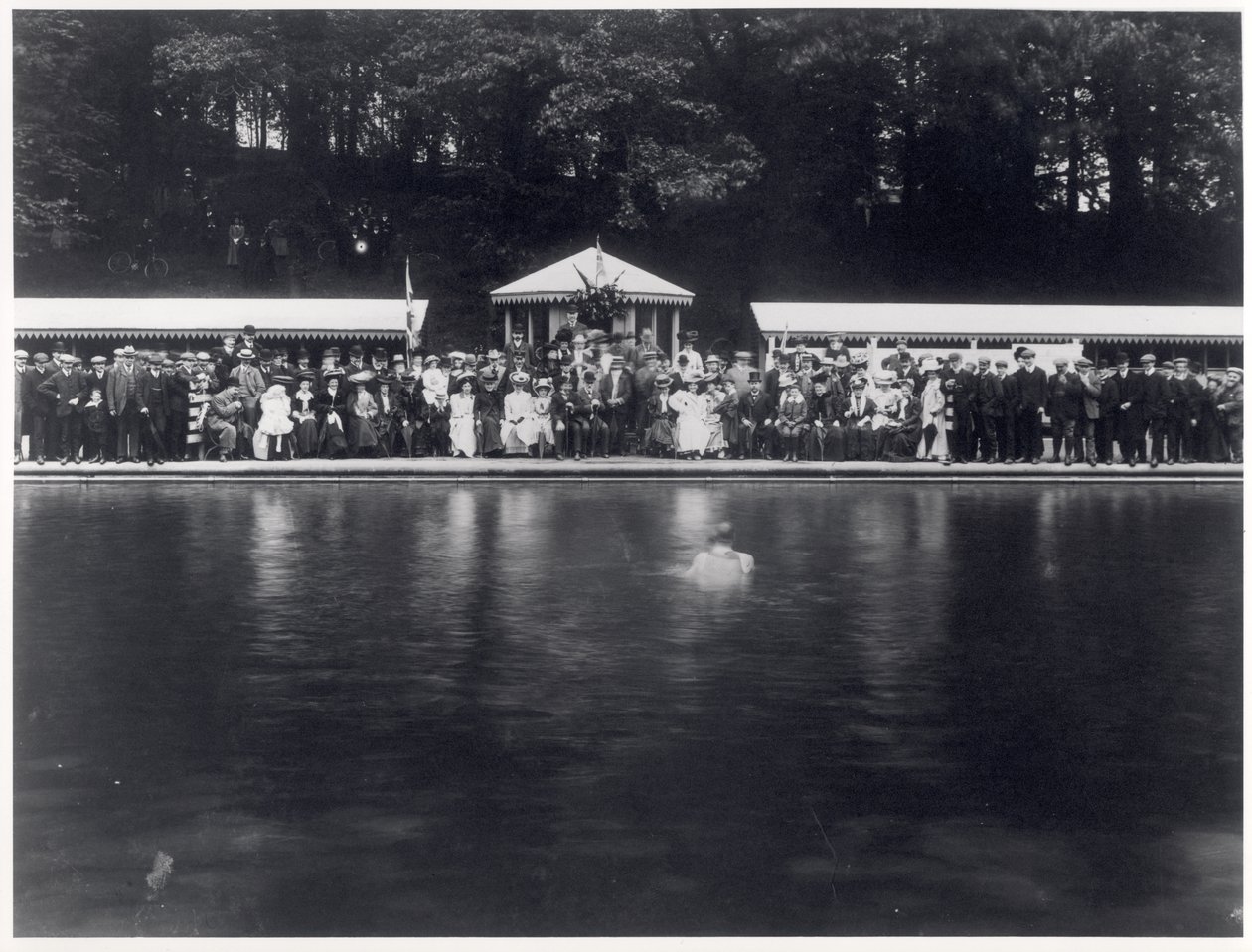 1907年7月29日，利兹Roundhay公园露天游泳池正式开放 作者 英国摄影师