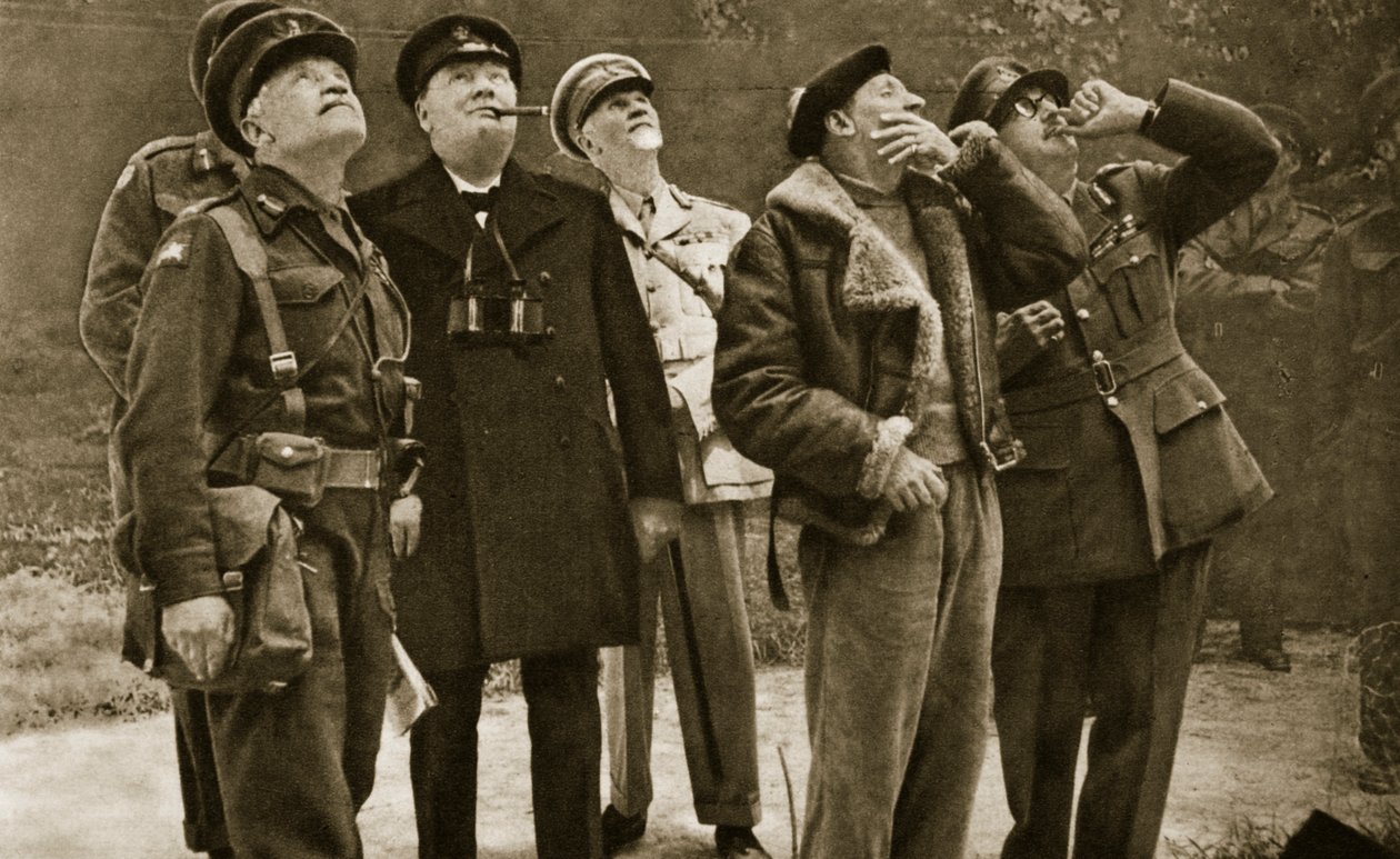 在前线：丘吉尔和蒙哥马利观察了一场混战，1944年 作者 英国摄影师