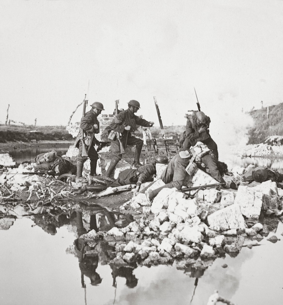 1918年，我们无所畏惧的人再次奋战，挖掘桥梁并在克罗扎特运河上退休 作者 英国摄影师