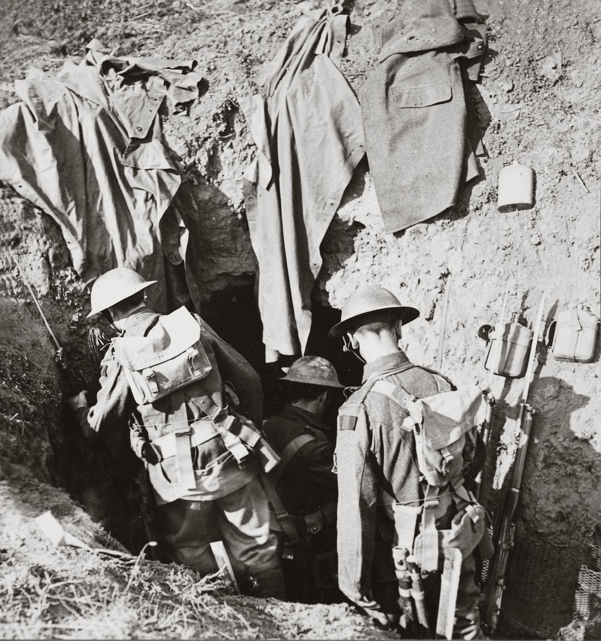 我们的部队利用了1918年8月在Bayaume的Great Allied Advance中捕获的杰里防空洞 作者 英国摄影师