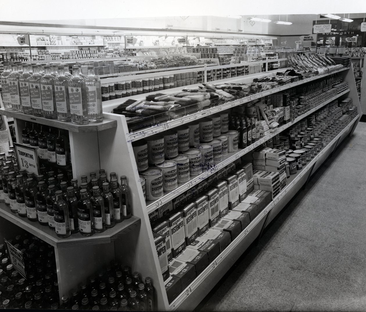 油漆和刷子过道，Woolworths商店，1956年 作者 英国摄影师