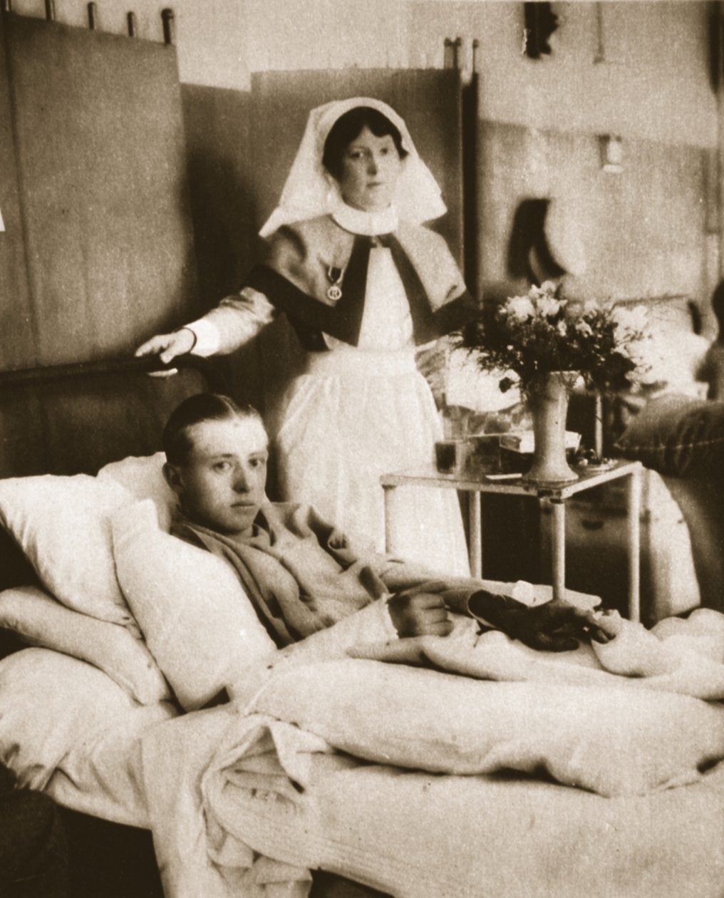 击落伊梅尔曼的战机飞行员：Lieut。 McCubbin在医院，1916年7月26日的“画报”战争新闻（sepia photo） 作者 英国摄影师