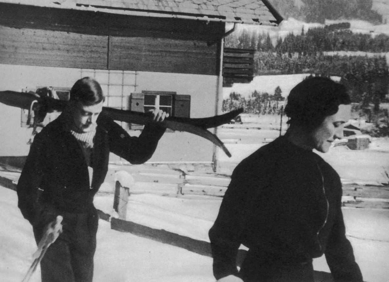 爱德华王子和沃利斯沃菲尔德辛普森在滑雪度假，1936年 作者 英国摄影师