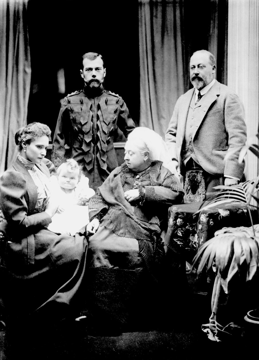 维多利亚女王，沙皇尼古拉斯二世，Tsarina Alexandra Fyodorovna，她的女儿Olga Nikolaevna和Albert，威尔士亲王在巴尔莫勒尔拍摄，1896年 作者 英国摄影师