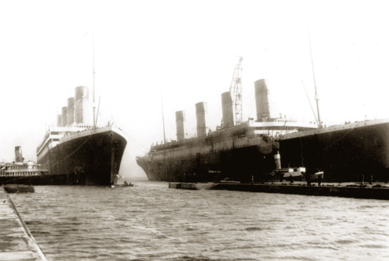 RMS泰坦尼克号被移出干船坞，让她的姊妹船RMS Olympic更换了螺旋桨，1912年3月6日 作者 英国摄影师