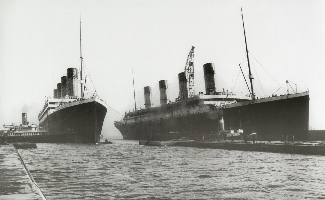 RMS泰坦尼克号被移出干船坞，让她的姊妹船RMS Olympic更换了螺旋桨，1912年3月6日 作者 英国摄影师