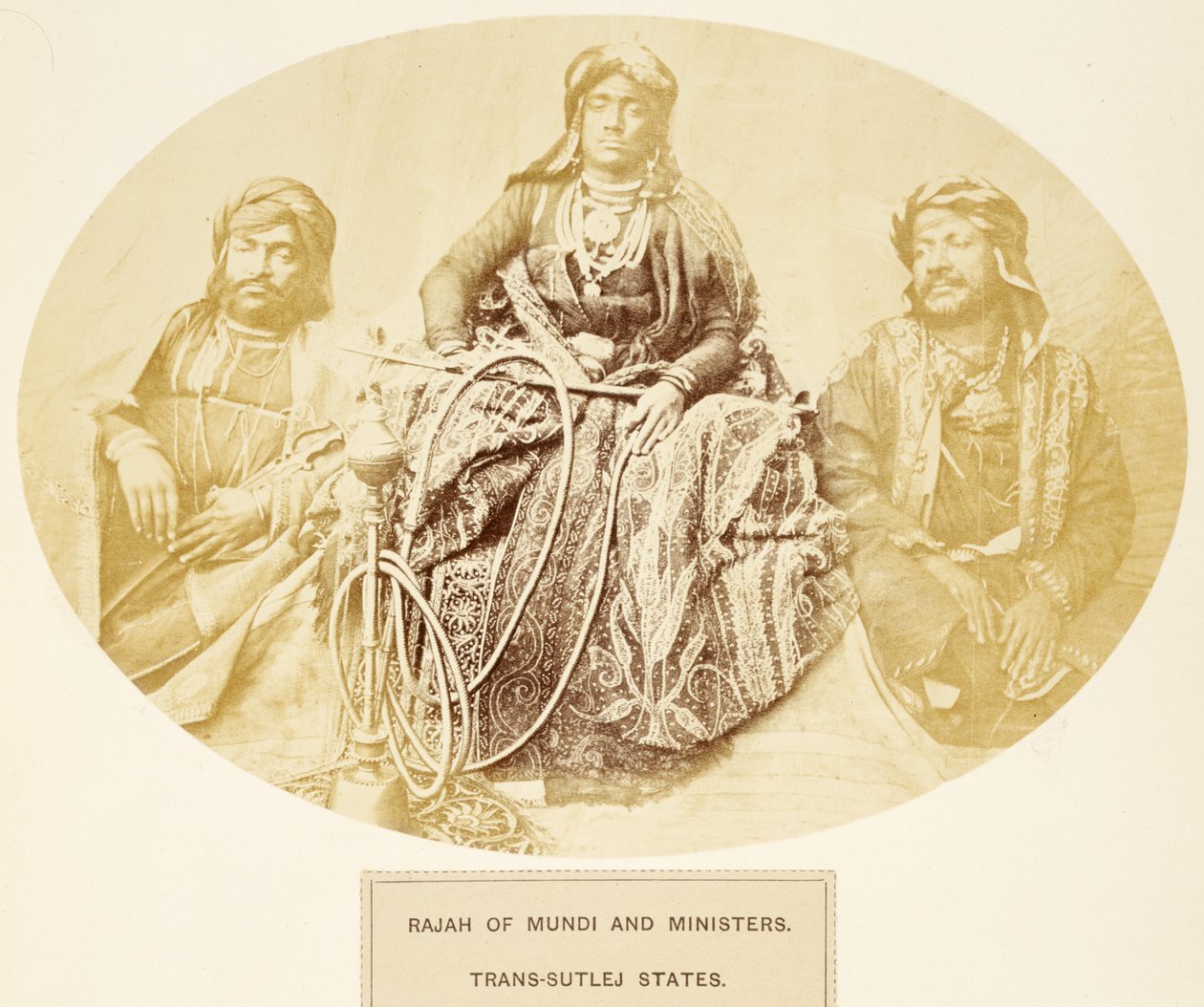 来自印度人民的Mundi和部长Rajah，来自印度人民，J. Forbes Watson，1868年出版（蛋白印刷品） 作者 英国摄影师