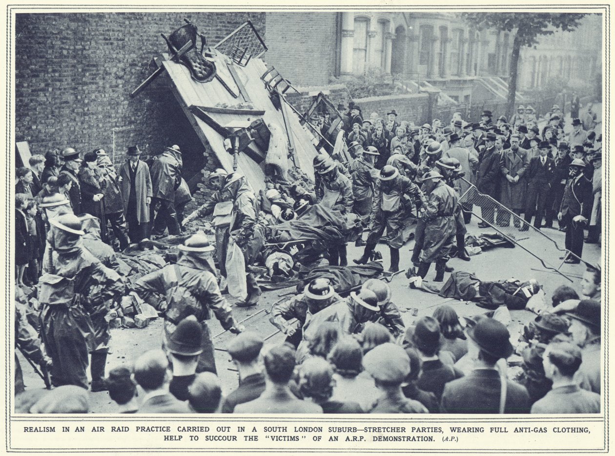 1939年11月8日出版的“画报战争新闻”在伦敦南部郊区进行的空袭实践中的现实主义 作者 英国摄影师