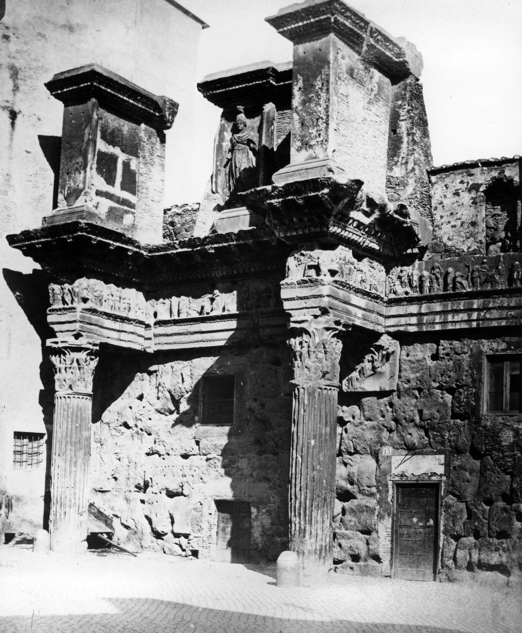 在1890年罗马Nerva论坛上的密涅瓦神庙的Peristyle的遗迹 作者 英国摄影师