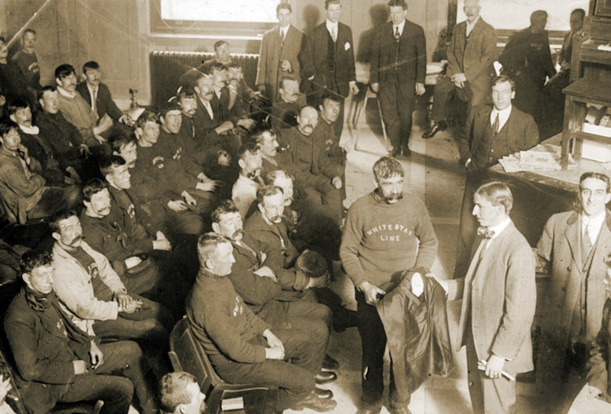 1912年纽约市泰坦尼克号救出的船员被给予干衣服（棕褐色照片） 作者 英国摄影师