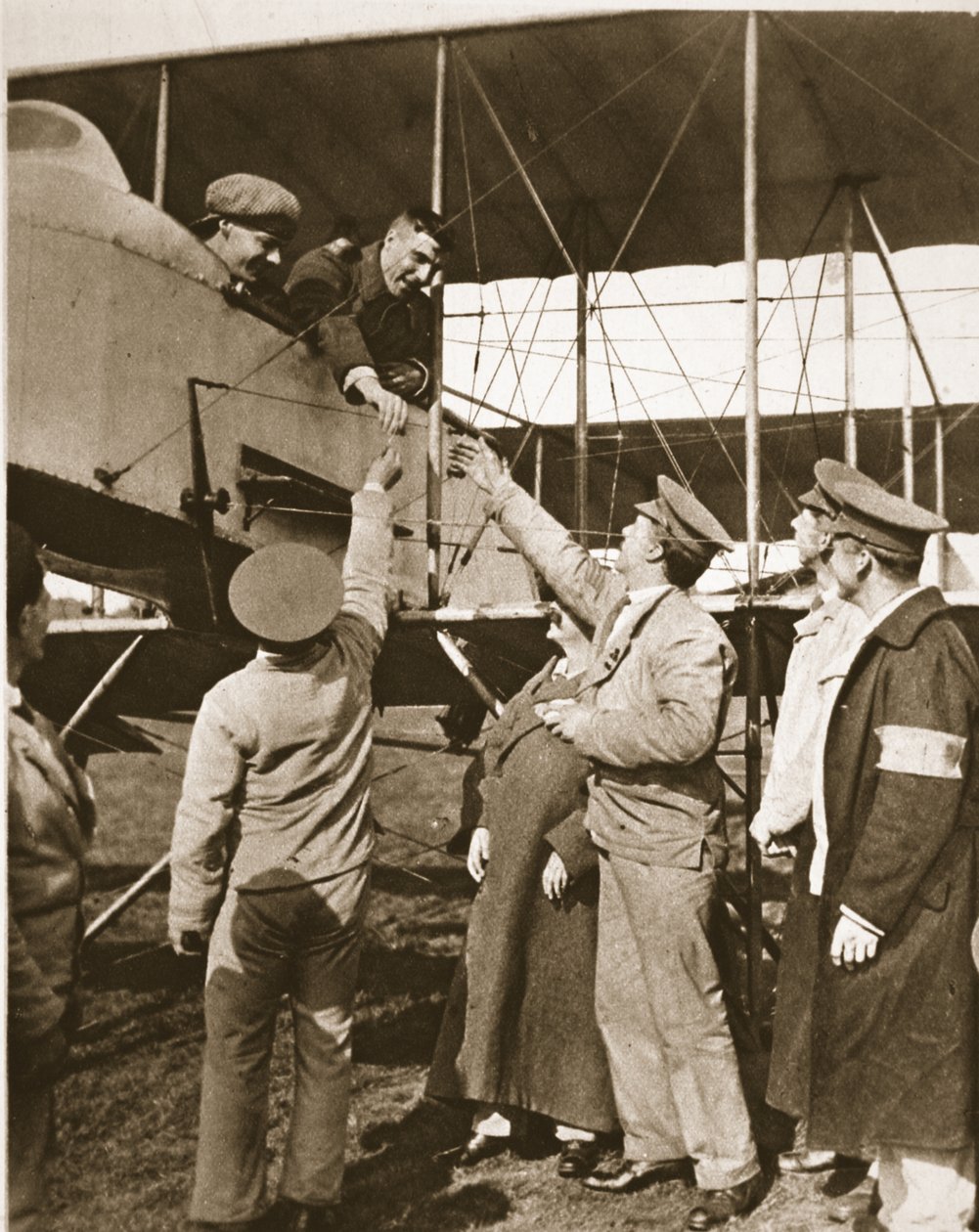 在战壕之后空气的风险作为转移！从1916年7月5日的画报战争新闻中受伤的士兵乘坐空中旅行（棕褐色照片） 作者 英国摄影师