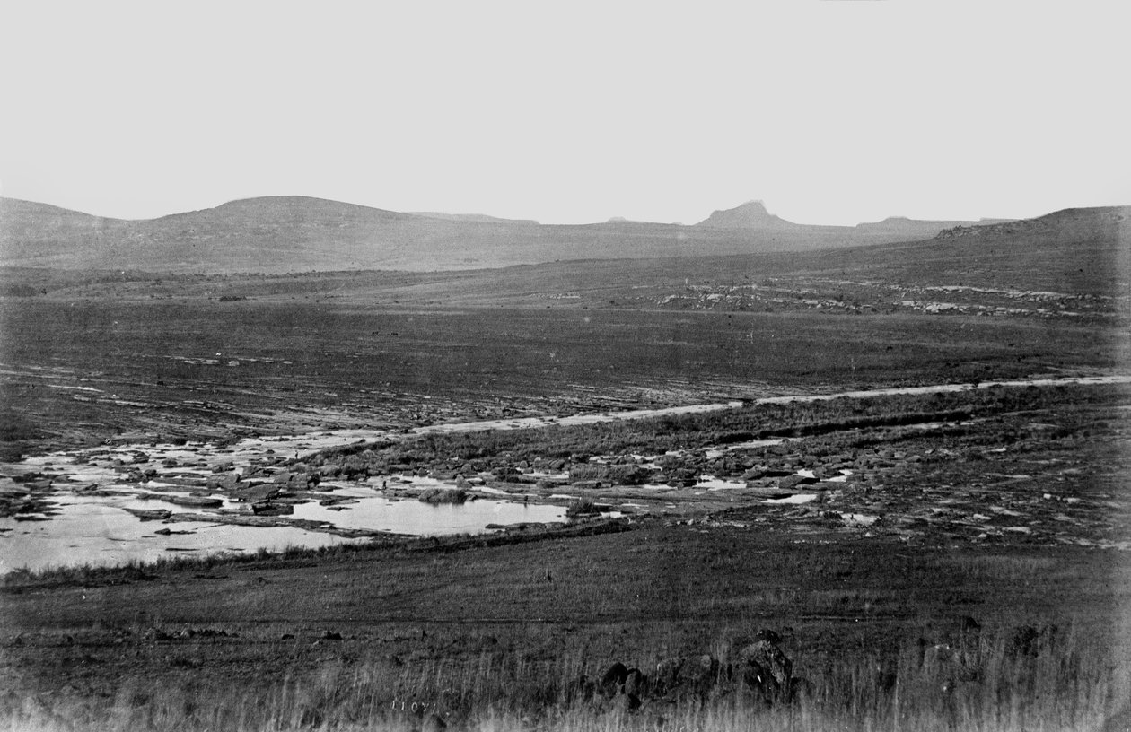 1879年，Rorkes与Isandlwana在远处漂流 作者 英国摄影师