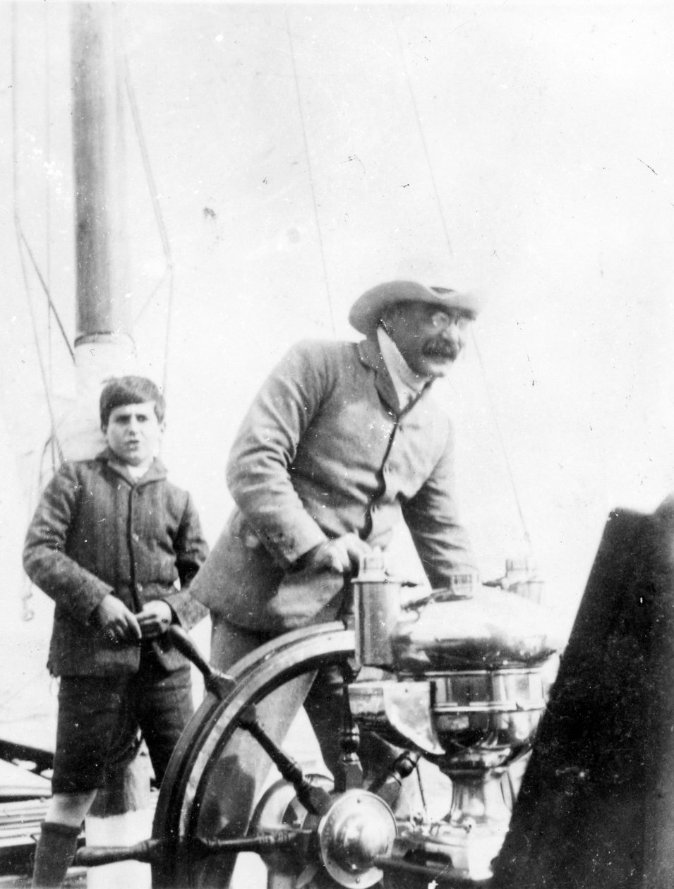 Rudyard Kipling和他的儿子John在游艇&39;Bantam&39;上，c.1910 作者 英国摄影师