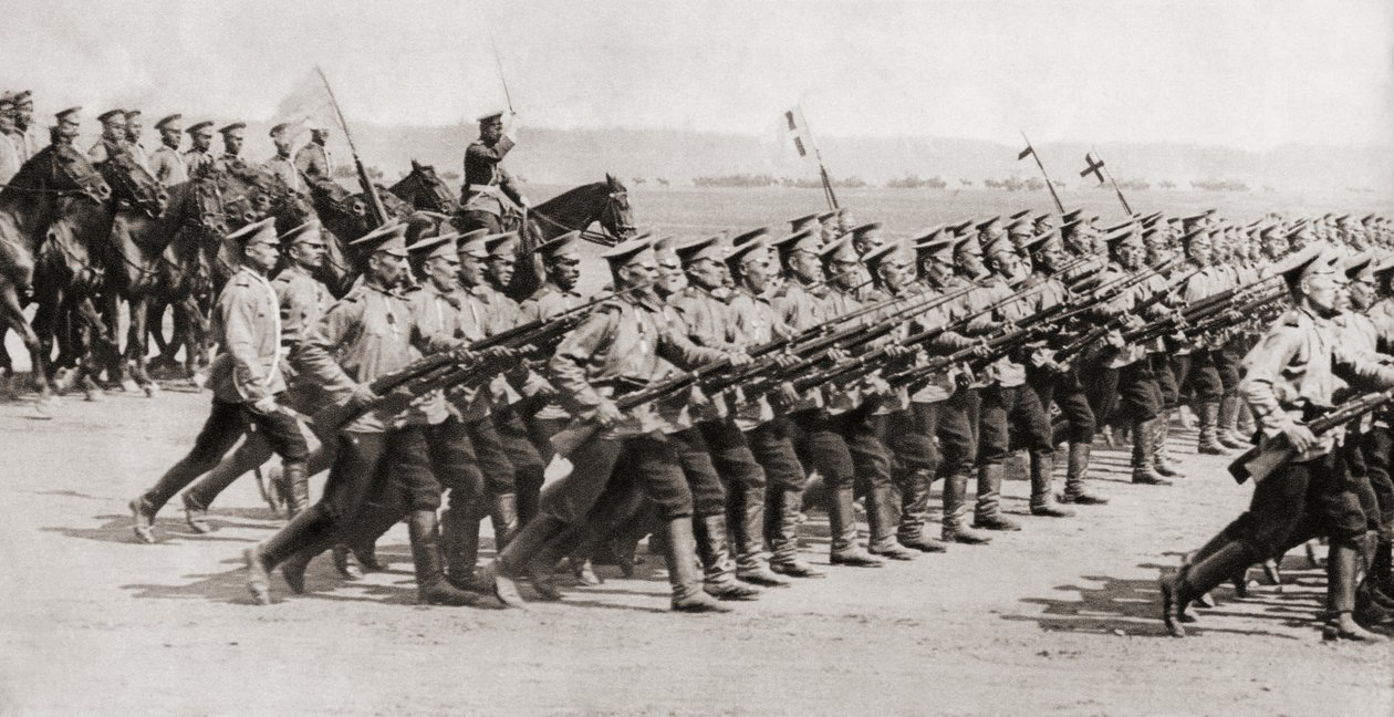 第一次世界大战期间，俄罗斯步兵团在战斗套件中行进，来自&39;The Illustrated War News&39;，1914年 作者 英国摄影师