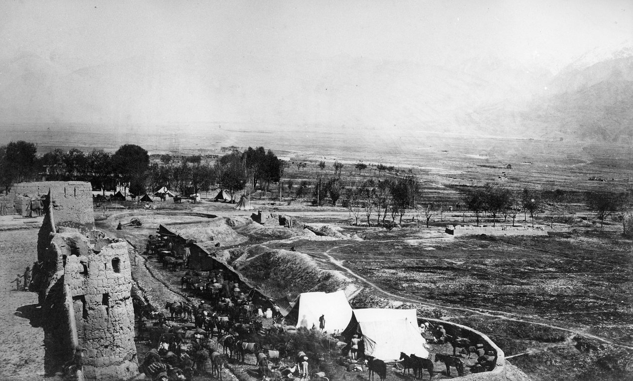 在第二次英国 - 阿富汗战争期间，一个军营的场面，1878-80 作者 英国摄影师