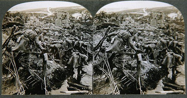 搜索废墟，Somehwere在法国，c.1914-18（明胶银印） 作者 英国摄影师