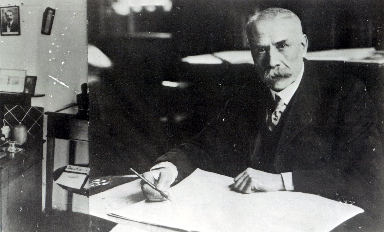 爱德华·埃尔加爵士（1857-1934）在他的一个管弦乐乐谱上工作 作者 英国摄影师