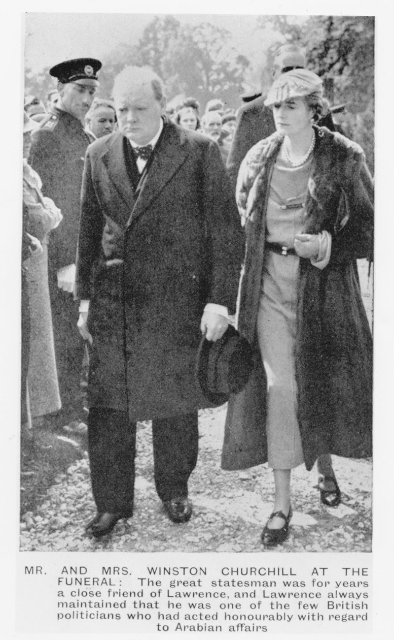 温斯顿·丘吉尔爵士（1874-1965）和他的妻子克莱门汀·奥格威（Clementine Ogilvy）在T. E Lawrence的葬礼上（1888-1935）1935年 作者 英国摄影师