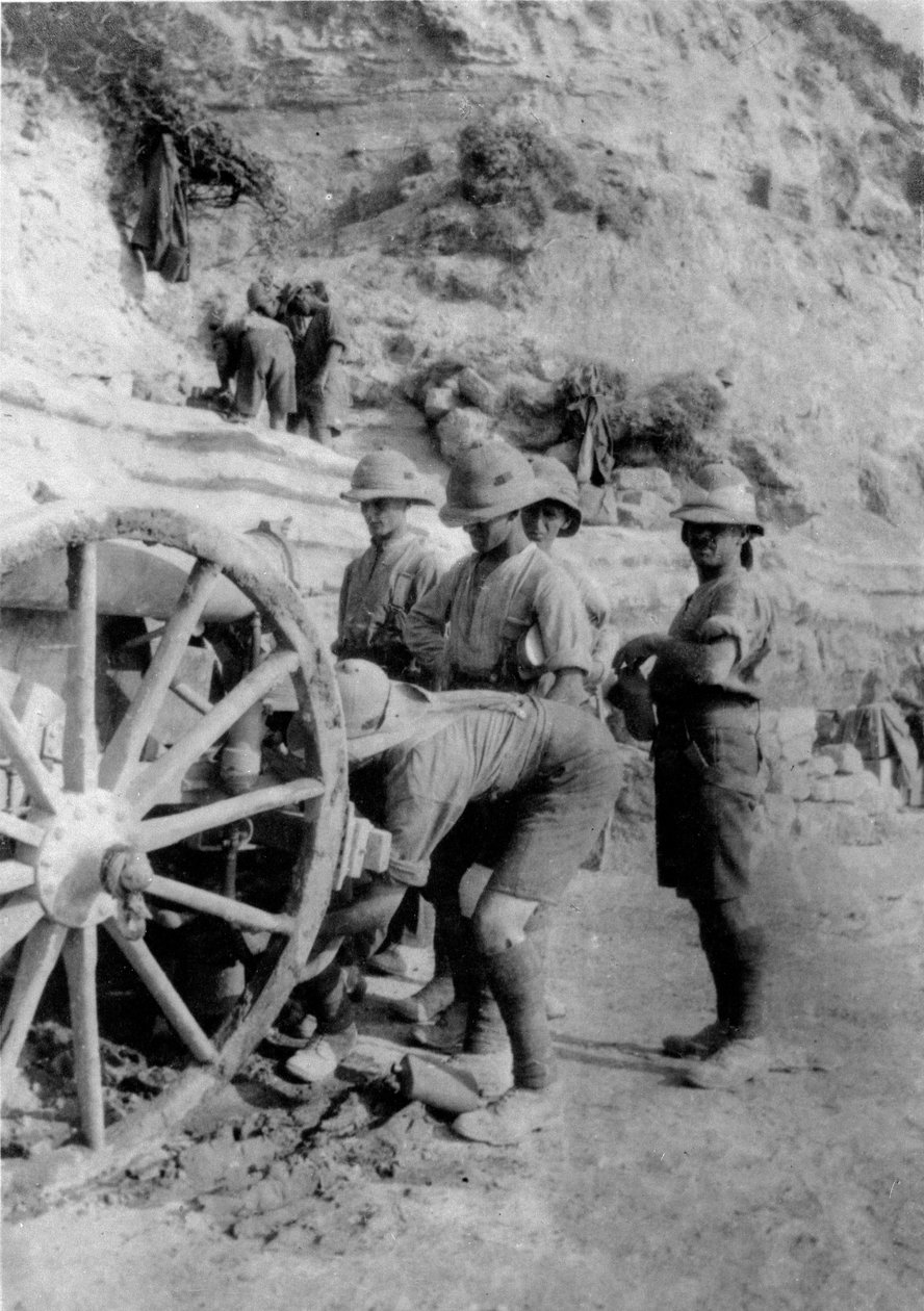1915年第一次世界大战期间修理大炮的士兵 作者 英国摄影师