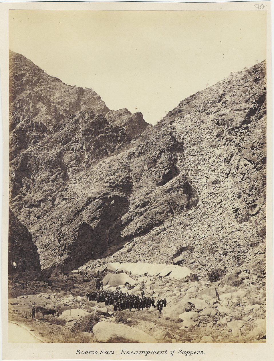 1868年，警长John Harold领导下的皇家工程师摄影部门的苏鲁山口，Sappers营地（蛋白印刷品） 作者 英国摄影师