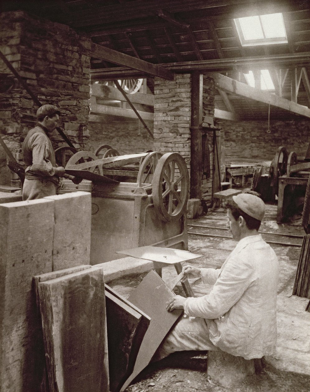 1896年在Llechwedd板岩采石场拆分石板 作者 英国摄影师