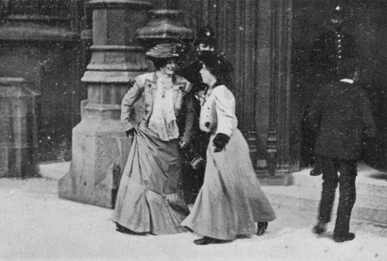 1906年10月27日，Suffragettes转身离开，这是一篇题为“重新组装议会”的文章的插图 作者 英国摄影师