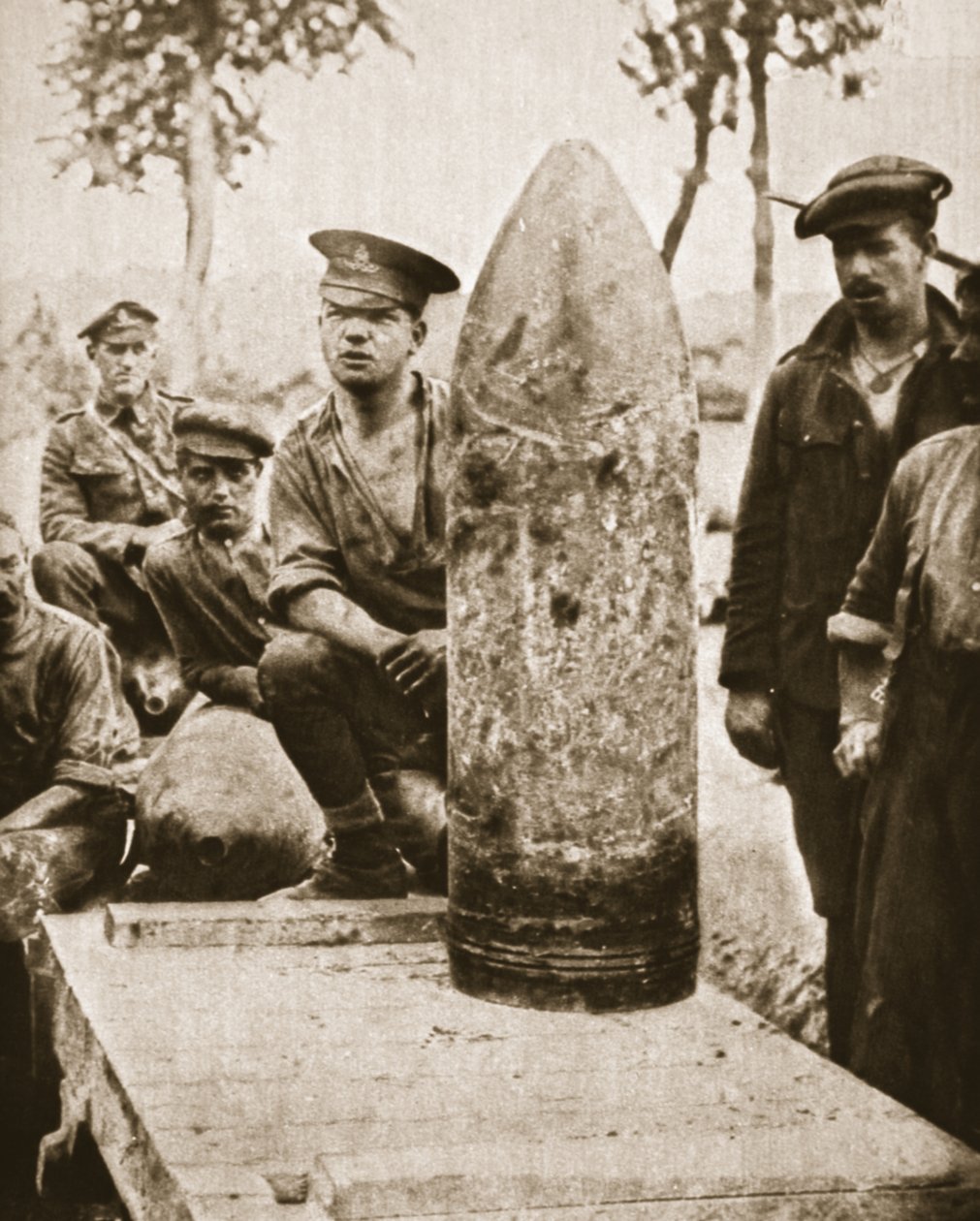 1916年8月2日，来自“画报”战争新闻的超级无畏炮弹，用于英国大攻势：15英寸炮弹（sepia photo） 作者 英国摄影师
