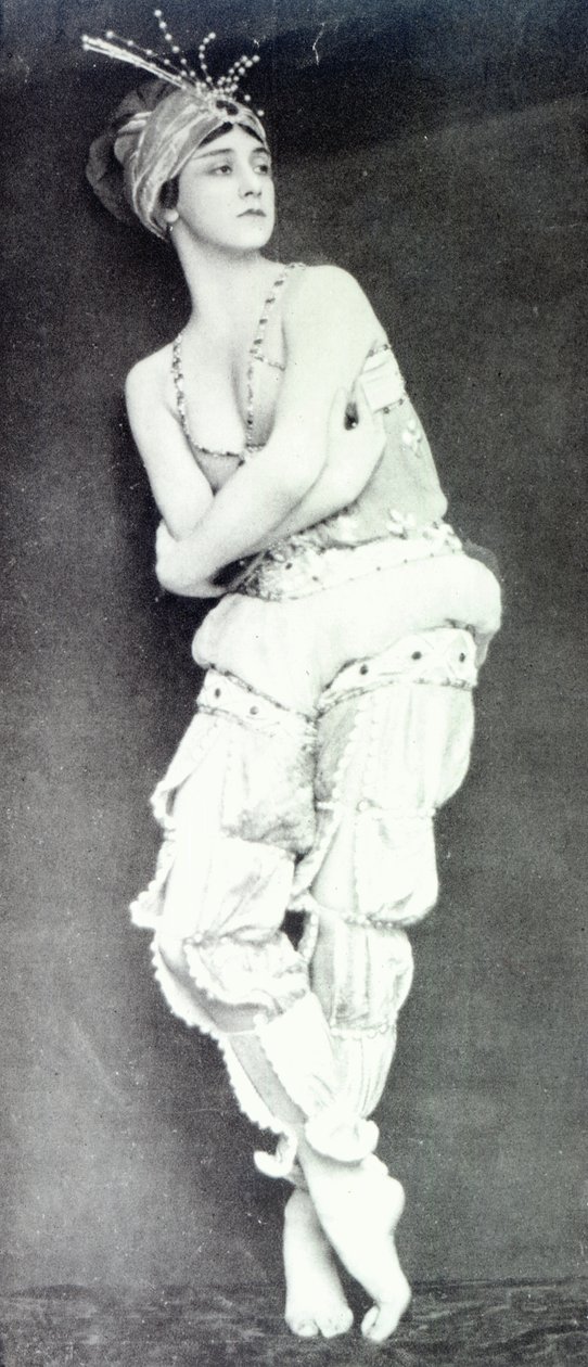 Tamara Karsavina扮演Zobeide的角色来自芭蕾&39;Scheherazade&39;，插图来自&39;Tatler&39;杂志，1914年7月8日 作者 英国摄影师