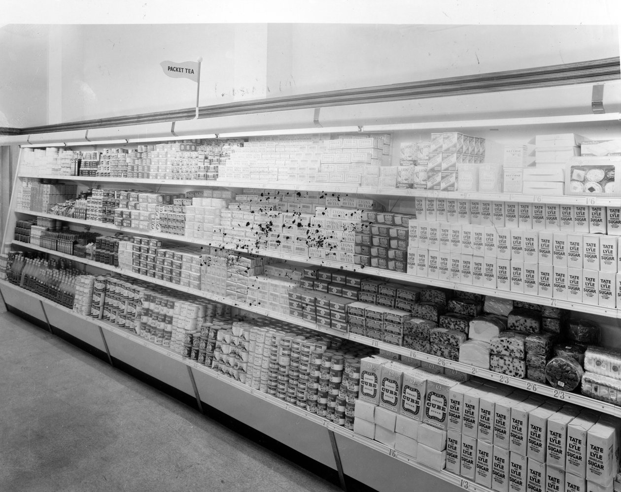 茶和糖过道，Woolworths商店，1956年 作者 英国摄影师