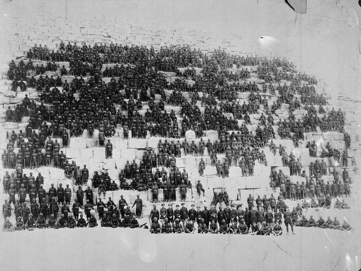 1918年，第38个Dogras在埃及的一座金字塔上摆姿势 作者 英国摄影师