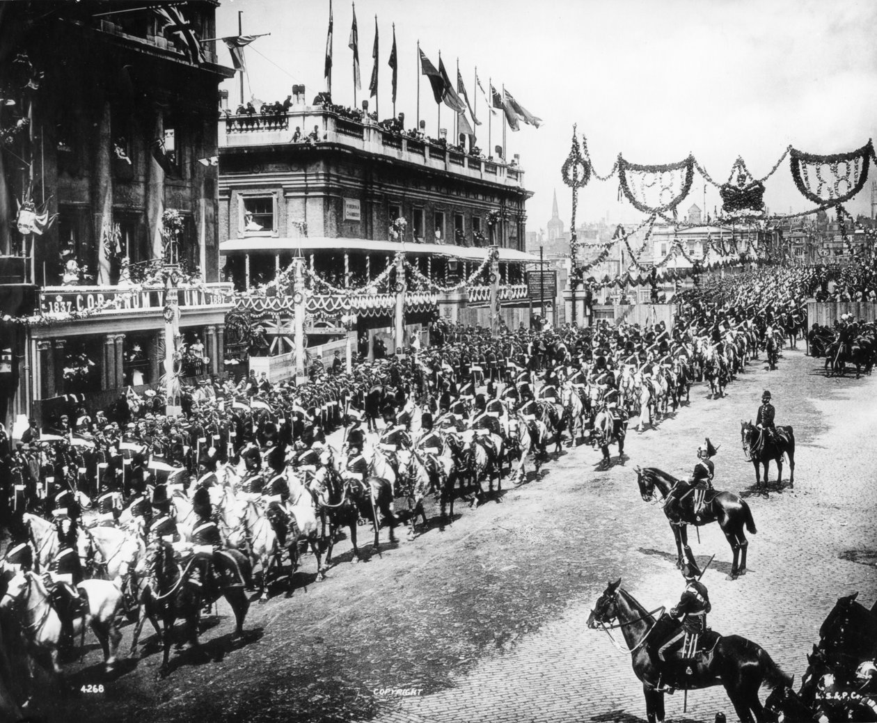 钻石周年纪念游行穿越伦敦桥，1897年 作者 英国摄影师