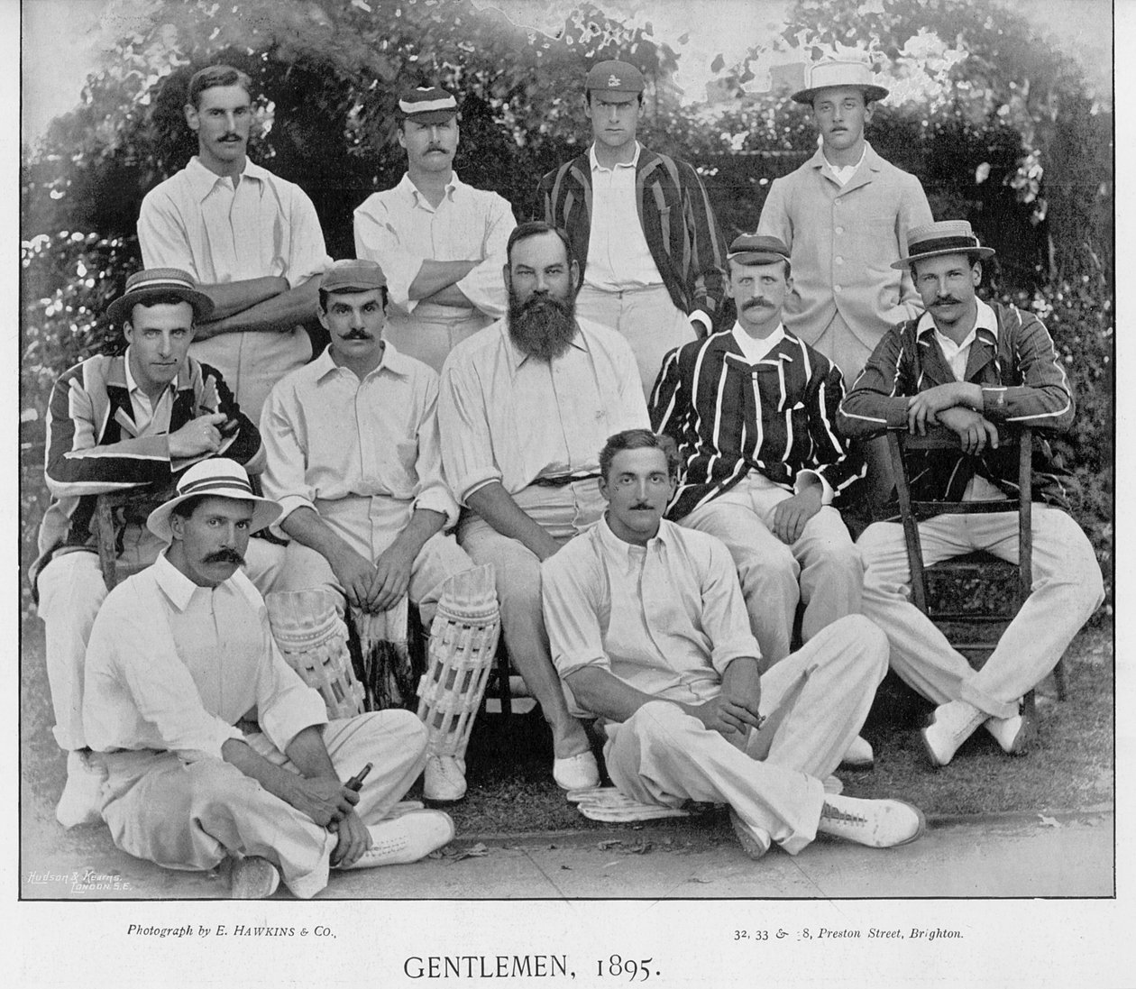 The Gentlemen v Players的绅士队于1895年在Lords举行的比赛中，来自着名的板球运动员和板球场，由Hudson和Kearns出版，1895年 作者 英国摄影师