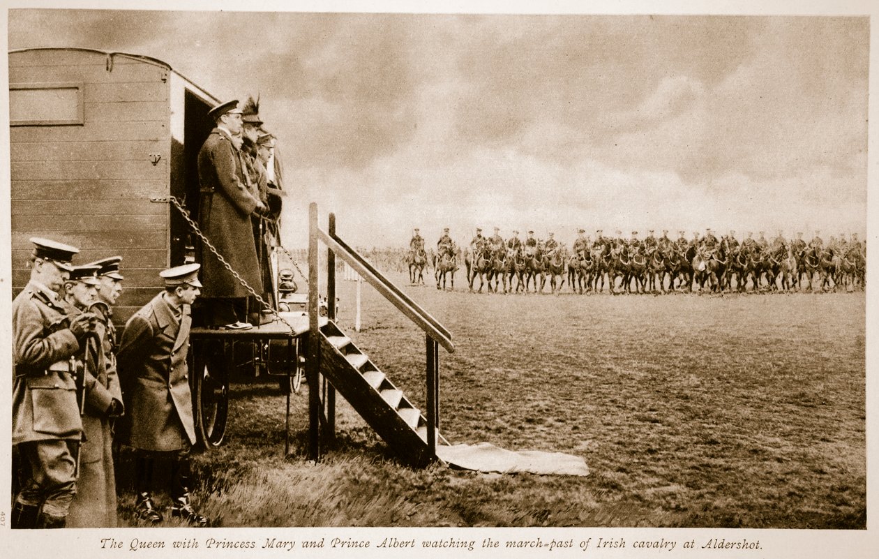 1914年至1919年，女王与玛丽公主和阿尔伯特亲王一起观看爱尔兰骑兵的行军过去 作者 英国摄影师