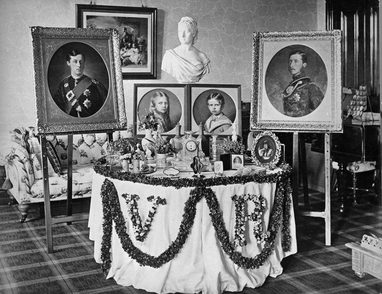 皇后区生日表，巴尔莫勒尔城堡，1873年5月24日 作者 英国摄影师
