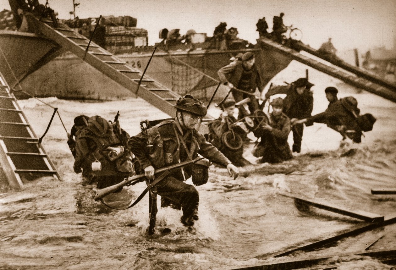 第一批英国军队从专门设计的登陆梯上下来。 1944年6月6日，中间士兵携带滑板车 作者 英国摄影师