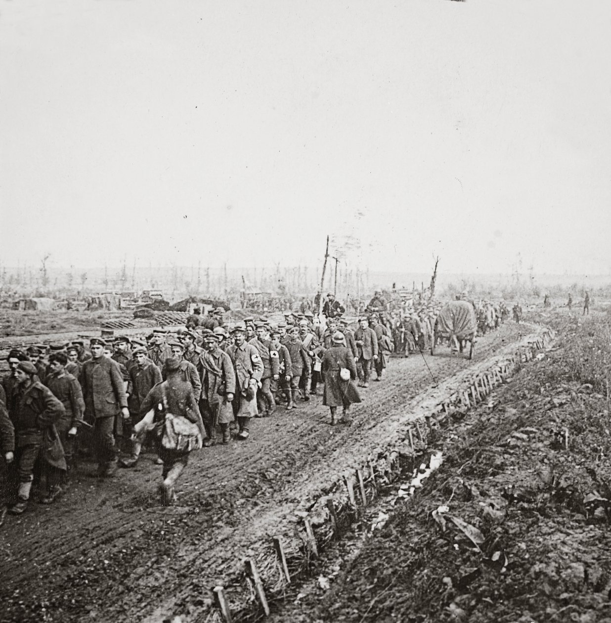 1918年，成千上万的德国士兵在桑布尔的德军最后溃败中被捕 作者 英国摄影师