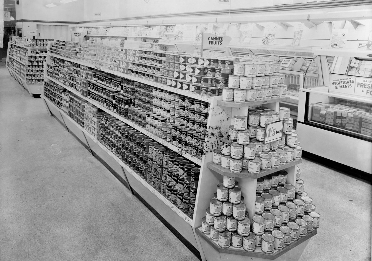 罐头食品过道，Woolworths商店，1956年 作者 英国摄影师