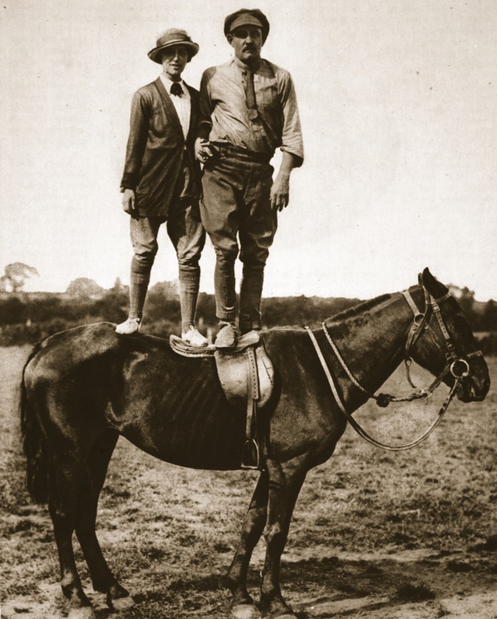训练新兵：Lieut。迈克里明顿，一位女学生和马主题，1916年9月的插图战争新闻插图（棕褐色照片） 作者 英国摄影师