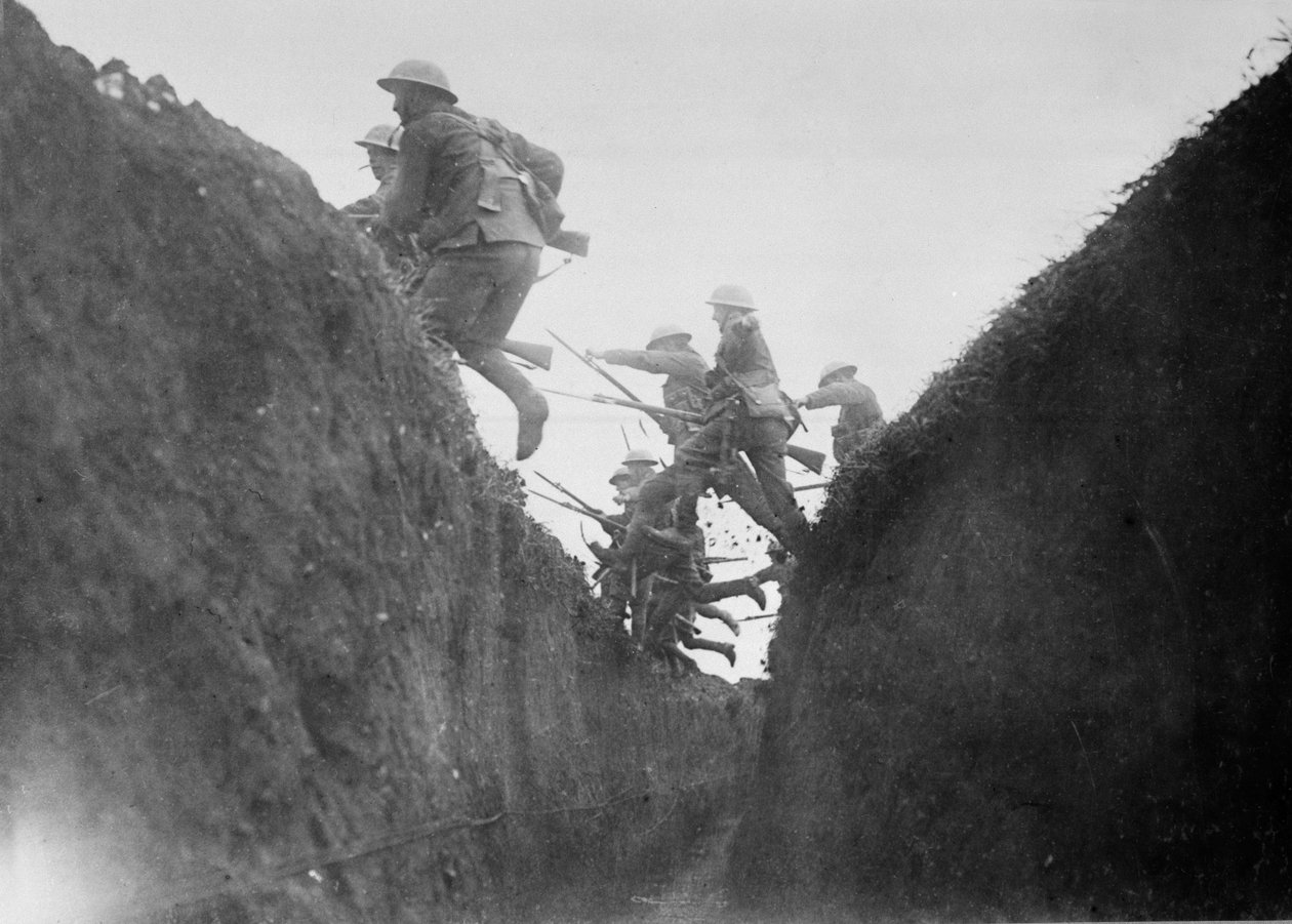 训练中的部队，跳过战壕，1916-17 作者 英国摄影师
