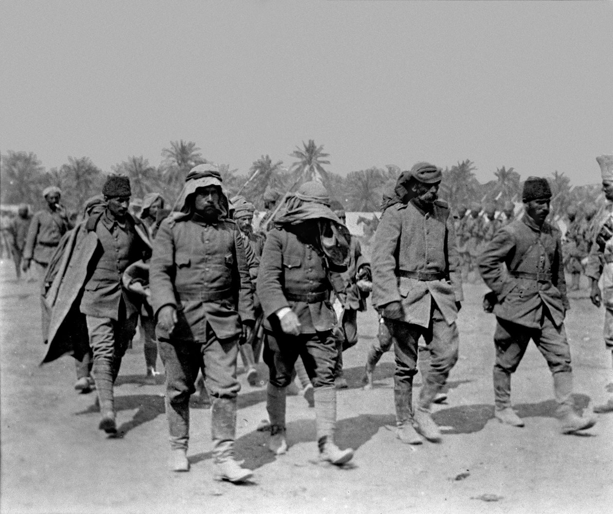 土耳其战俘于1915年4月13日在Shaiba被捕 作者 英国摄影师