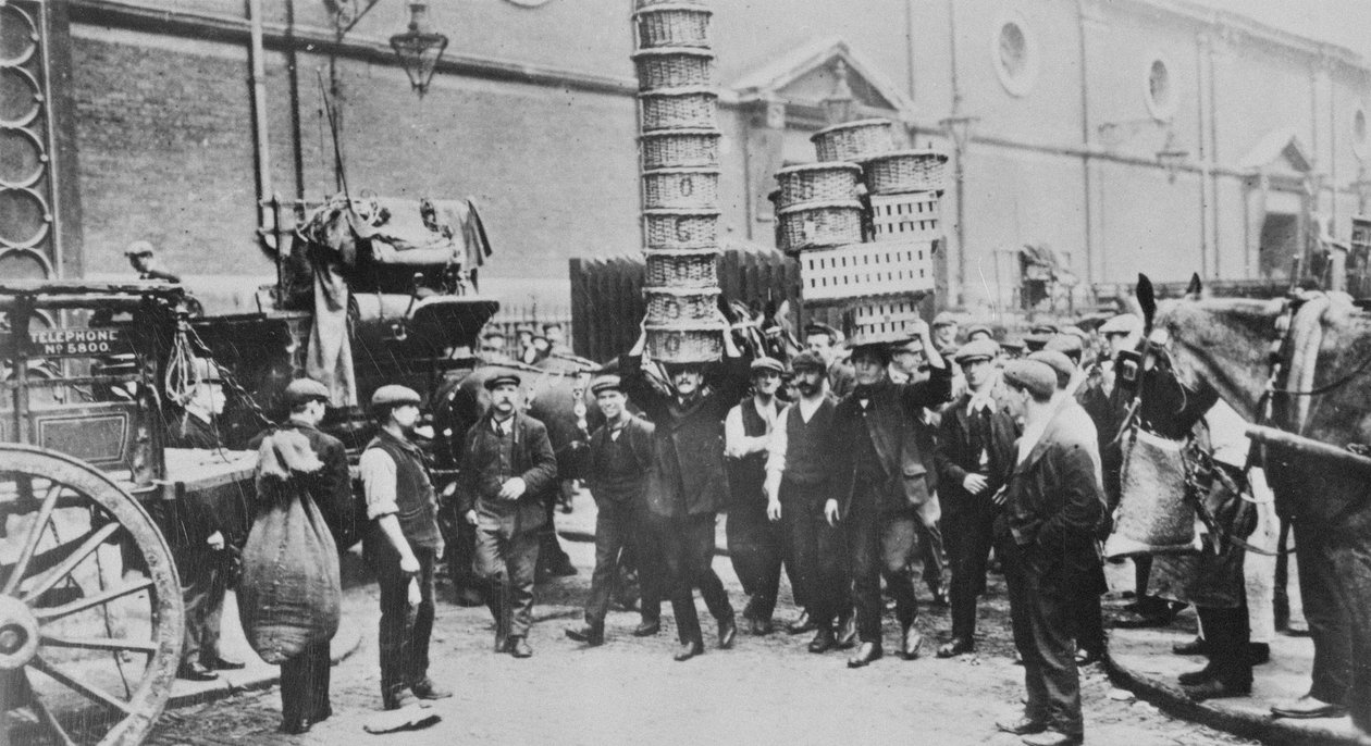 观点的专家篮子载体和一群市场人，1900年 作者 英国摄影师