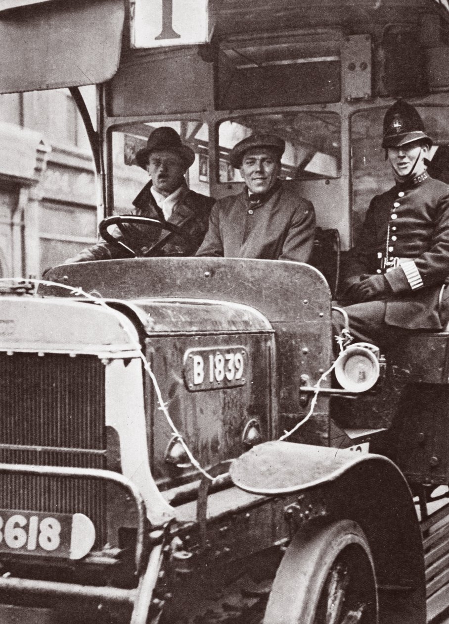 志愿者运输及其警察保护，1926年5月 作者 英国摄影师